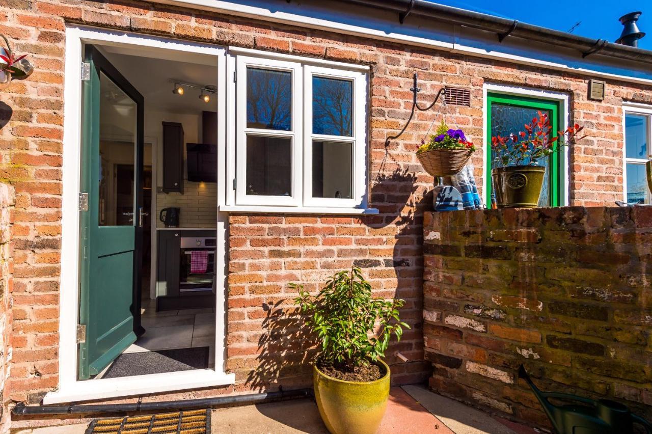 Stylish Home With Canal Views Chester Luaran gambar